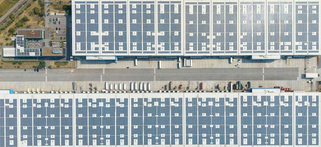Vista aérea de cubiertas industriales con paneles solares