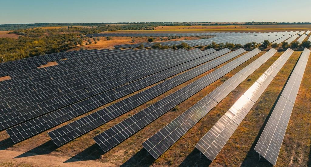 Planta solar fotovoltaica de gran escala con luz rasante de la tarde