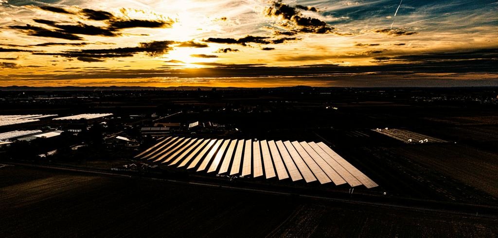 Planta solar al atardecer vista desde lo alto